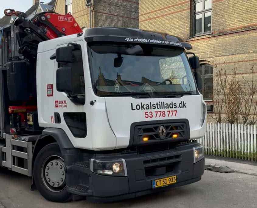 lastbil med stilladser